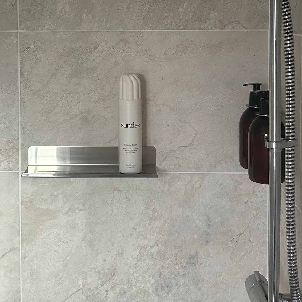 Suihkuhylly Base - Harjattu Ruostumaton Teräs