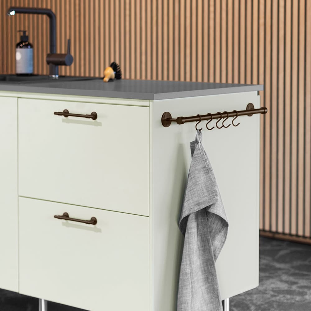 Koukkutanko Keittiöön Aveny - 600mm - Täydellinen Sarja - Brunattu Messinki