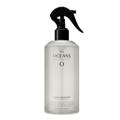 Fabric Freshener Five Oceans - Rain on Sandalwood 500ml ryhmässä Kylpyhuonetarvikkeet / Näytä kaikki kylpyhuonetarvikkeet / Huoneen tuoksu @ Beslag Online (10034-BO)